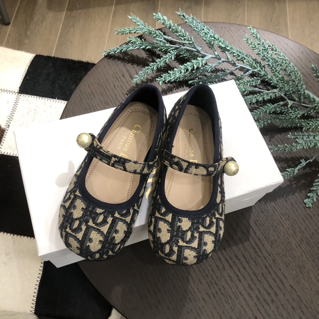 Children's shoes child